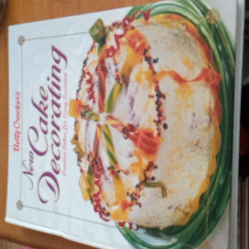 Betty Crocker's New Cake Decorating